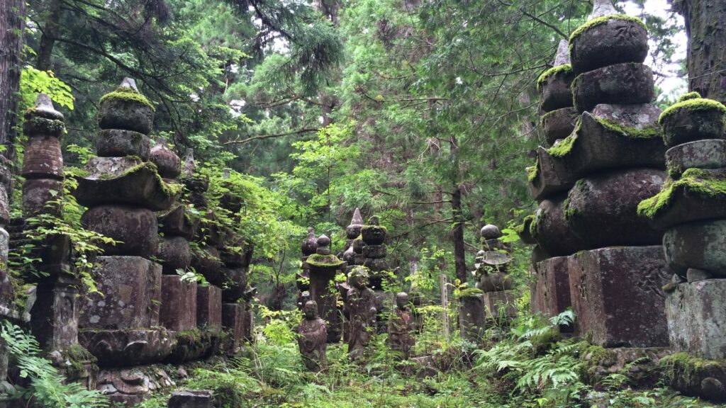 Dans le cimetière Oku-no-in