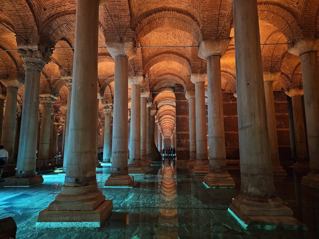 Play of lights in the Cisterna Basilica