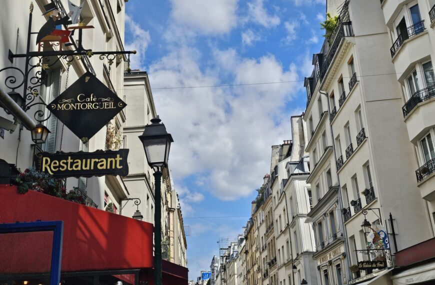 Café Montorgueil - shop sign