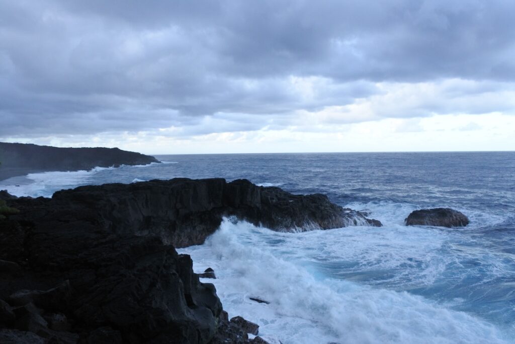 Coulee de lave au niveau du Tremblet qui se jette dans l'océan indien