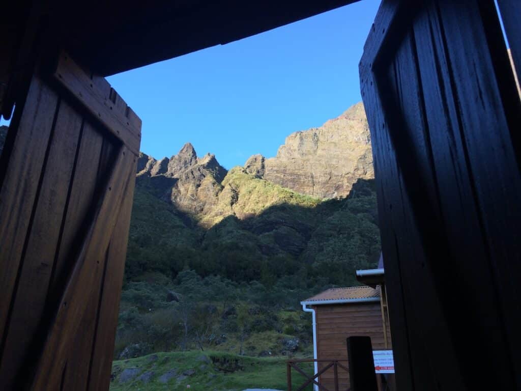 Fenêtre avec vue sur montagnes, Mafate