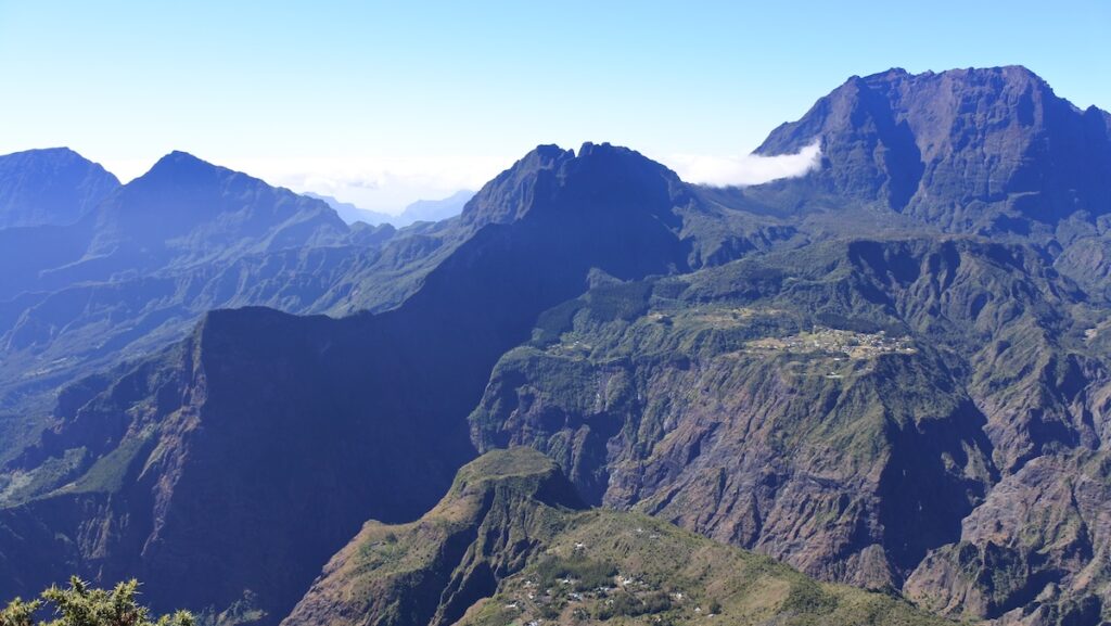 Montagnes et reliefs de Mafate vues depuis le Maïdo
