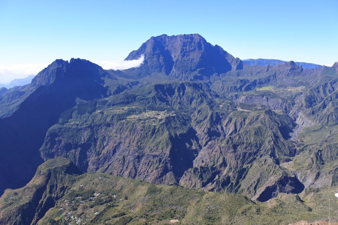 Piton des Neiges vu du Maido
