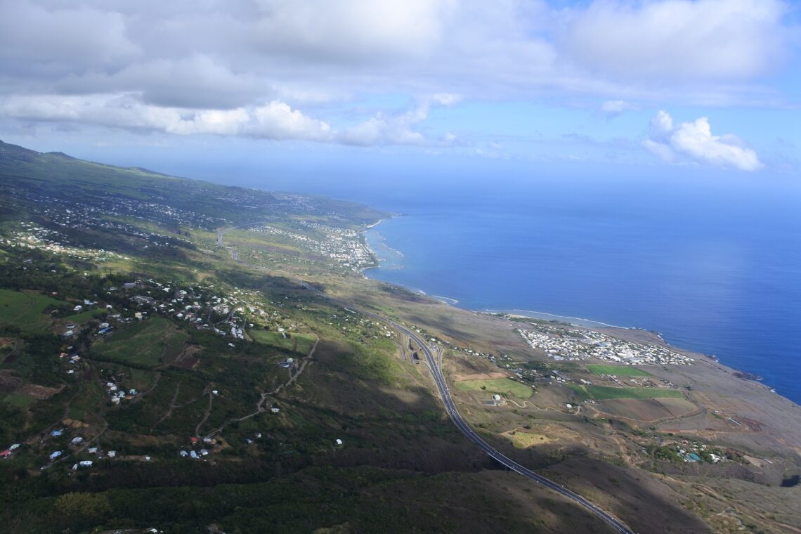 Littoral ouest de La Réunion vu du ciel en parapente