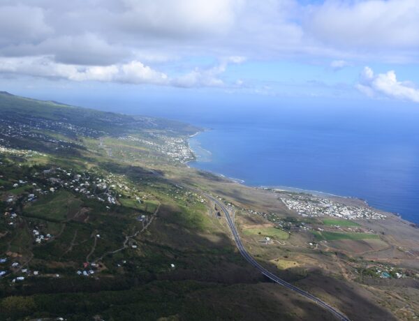 Littoral ouest de La Réunion vu du ciel en parapente