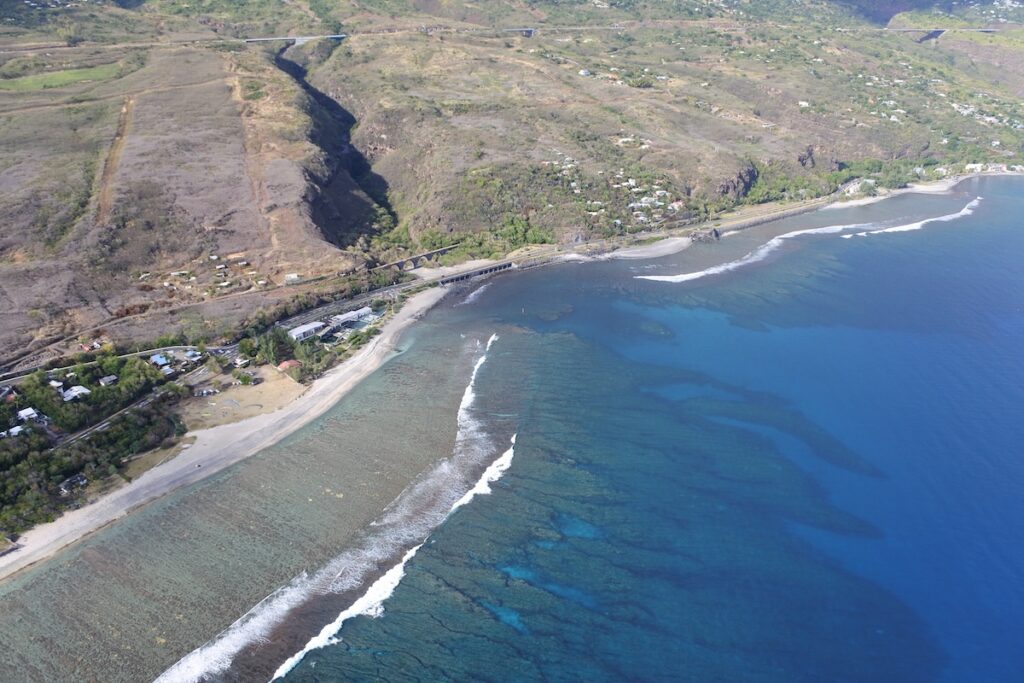 Littoral turquoise de l'ile de la réunion en parapente