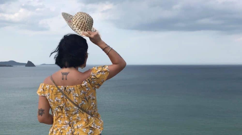 Fabienne devant le littoral de Quy Nhon