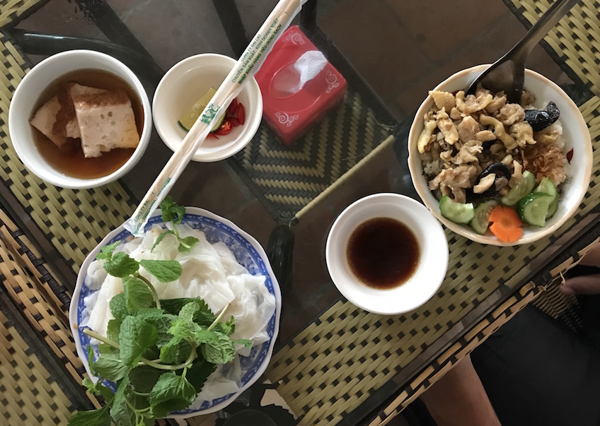 Plat vietnamien : Banh cuon servi comme à la campagne