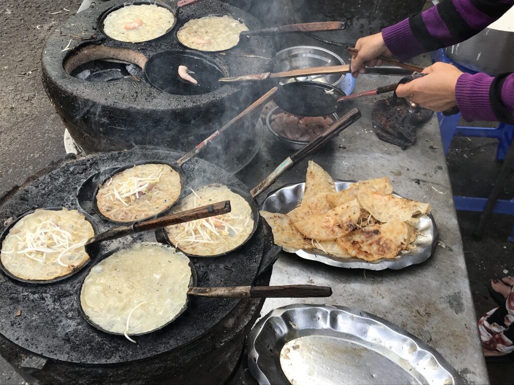 Stand de street food vendant des Banh xeo tom nhay