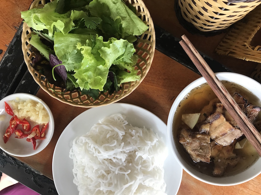 Plats traditionnels d'Hanoi :Bun cha & nem ran : porc au barbecue, nouilles et nems