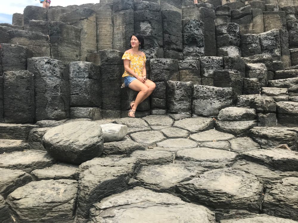 Fabienne assise sur des colonnes basaltiques à Ganh Da Dia 