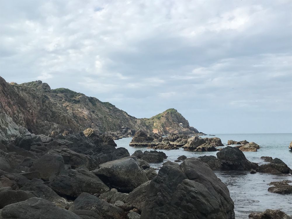 La plage rocheuse de Eo Gio 
