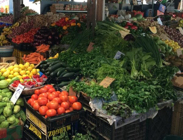 Brèdes sur un étal de marché de marché de Saint-Denis