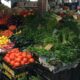 Brèdes sur un étal de marché de marché de Saint-Denis