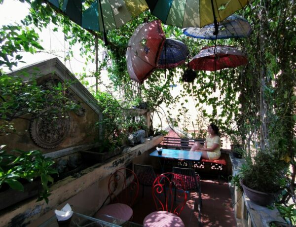 Fabienne dans un café à Hanoi