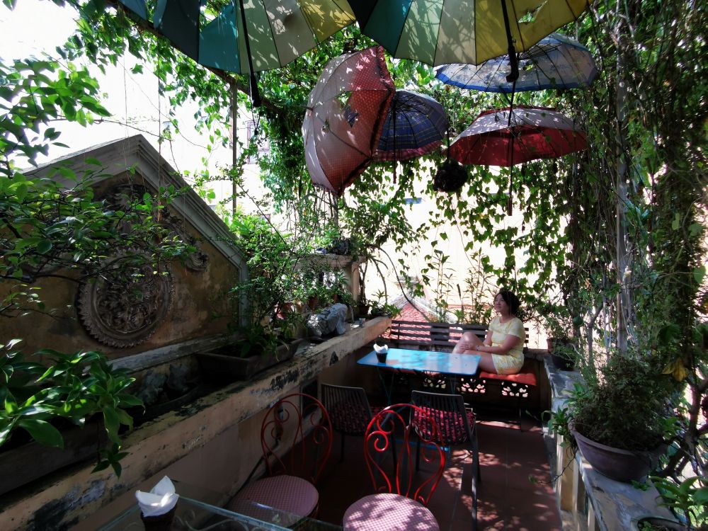 Fabienne dans un café à Hanoi