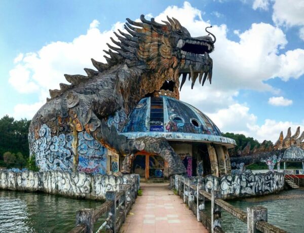 Extérieur de l'aquarium du parc Ho Thuy Tien