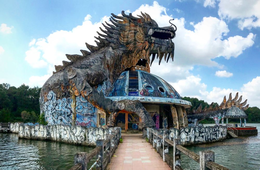 Extérieur de l'aquarium du parc Ho Thuy Tien