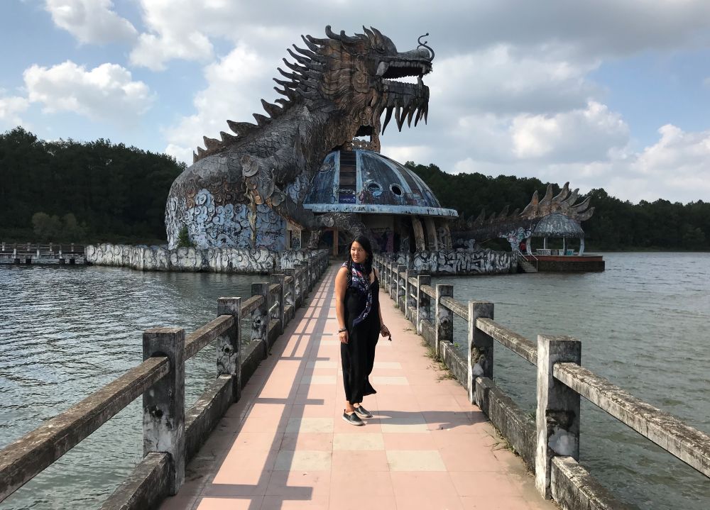 Fabienne devant l'extérieur de l'aquarium du parc Ho Thuy Tien