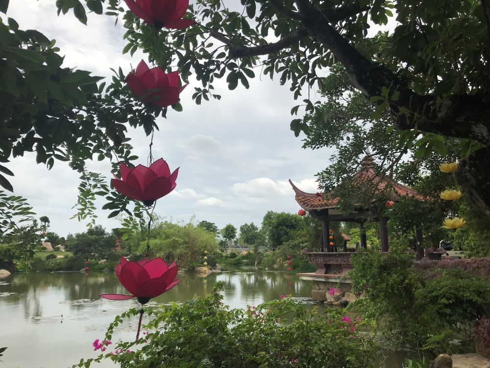 Photo de la pagode de Thien Hung et de ses jardins