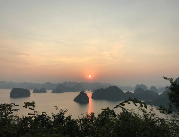 Baie d'Halong et coucher de soleil