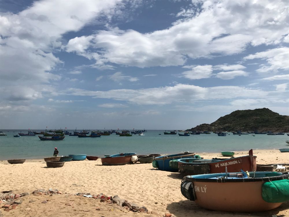 Bâteaux sur la plage du village de Nhon Ly