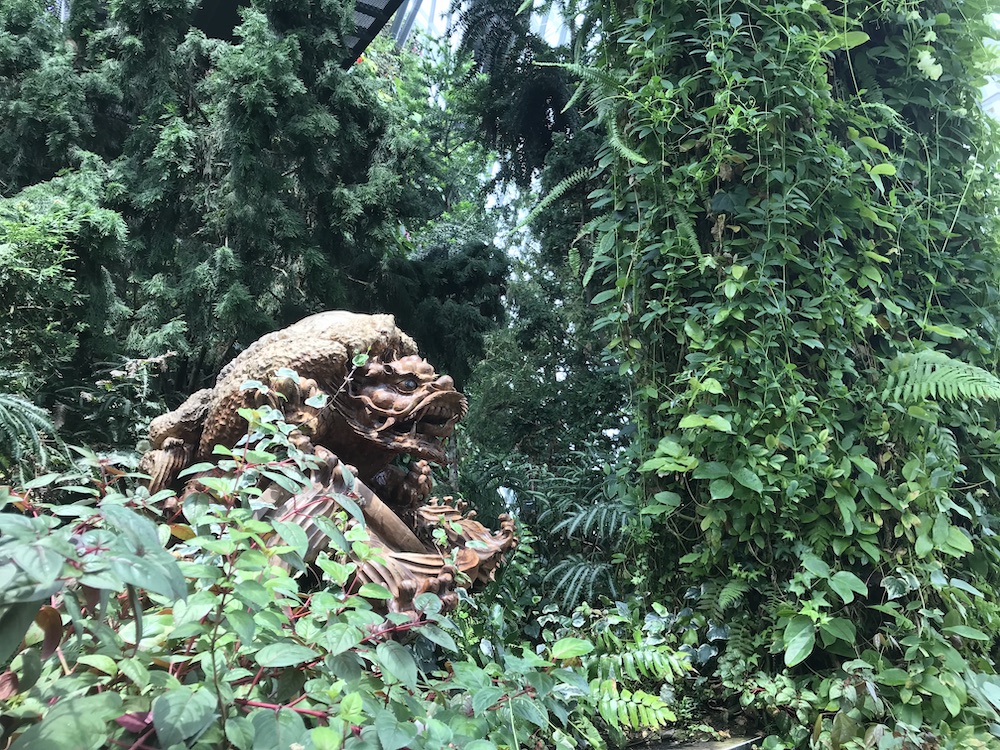 Dans la Cloud Forest, on peut apercevoir des statues, comme ici ce dragon rugissant 