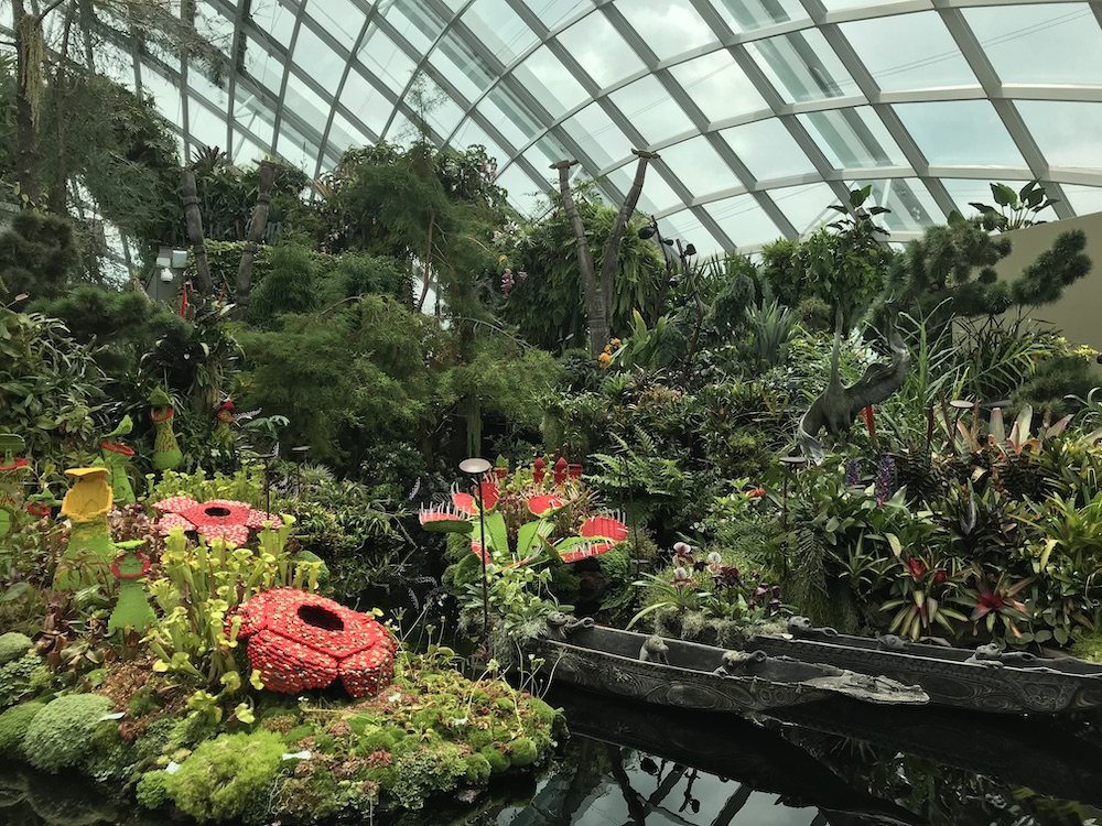 Les plantes carnivores côtoient les sculptures sous le Flower Dome des Gardens by the Bay.