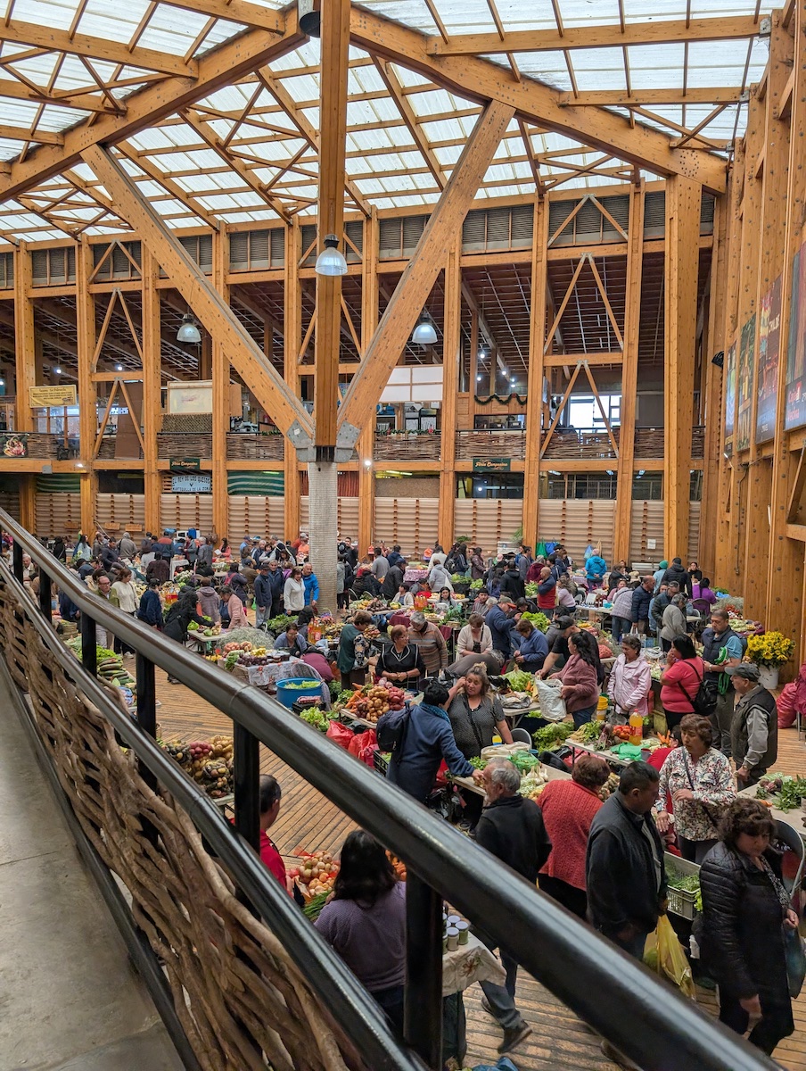 En cherchant quoi manger au Chili, on peut passer au mercado municipal ! Ici à Castro, sur l'Ile de Chiloé, les vendeurs de légumes au premier étage, et les restaurants populaires sur le pouce au second !