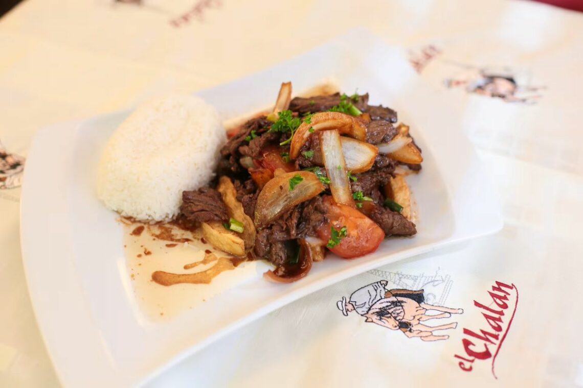 lomo saltado, boeuf sauté et échalottes en lamelles et riz