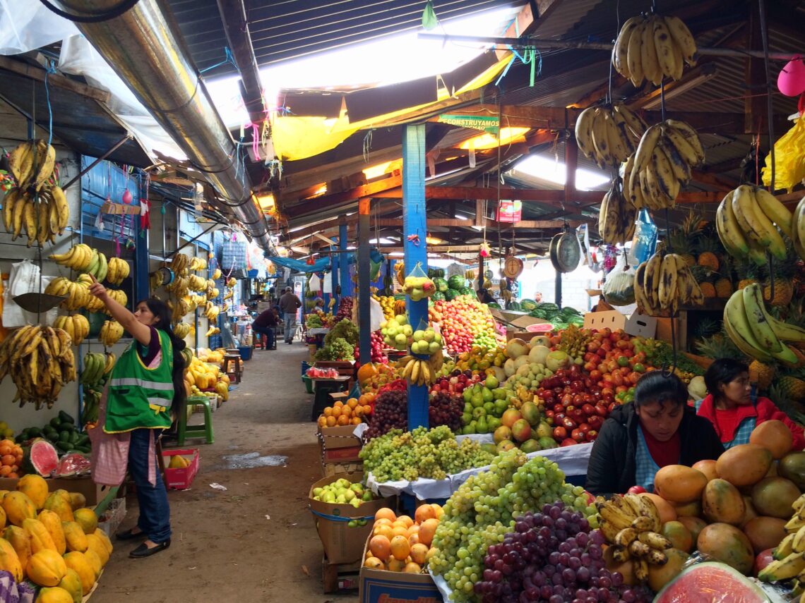 Des bananes qui pendent du plafond, des melons, des mangues, des pasteques qui s'empilent, des montagnes de raisins, de granadillas... Explosion de couleurs et de saveurs au marché de Wanchaq !