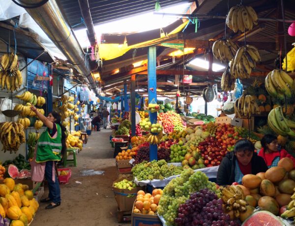 Des bananes qui pendent du plafond, des melons, des mangues, des pasteques qui s'empilent, des montagnes de raisins, de granadillas... Explosion de couleurs et de saveurs au marché de Wanchaq !