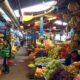 Des bananes qui pendent du plafond, des melons, des mangues, des pasteques qui s'empilent, des montagnes de raisins, de granadillas... Explosion de couleurs et de saveurs au marché de Wanchaq !