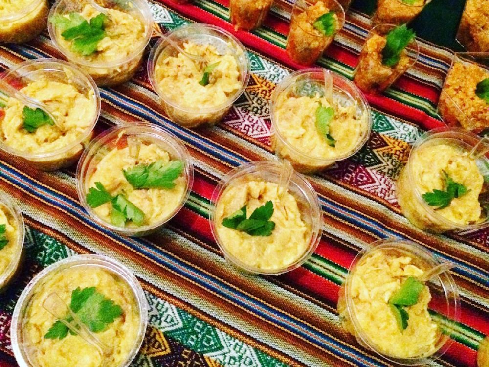 Des portions d'aji de gallina en verrines