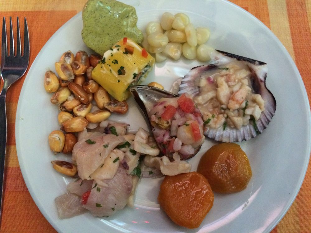Assiette de fruits de mer vue du dessus, avec du mais et du ceviche