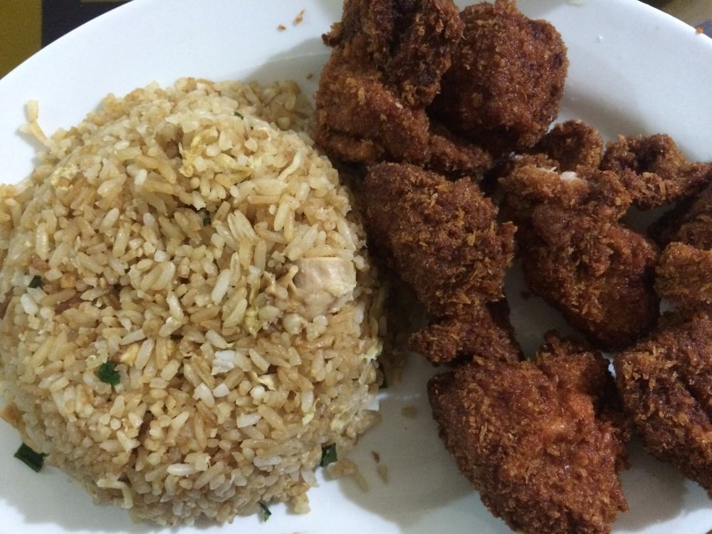 Assiette en gros plan d'un riz chifa et de chicharonnes de poulet