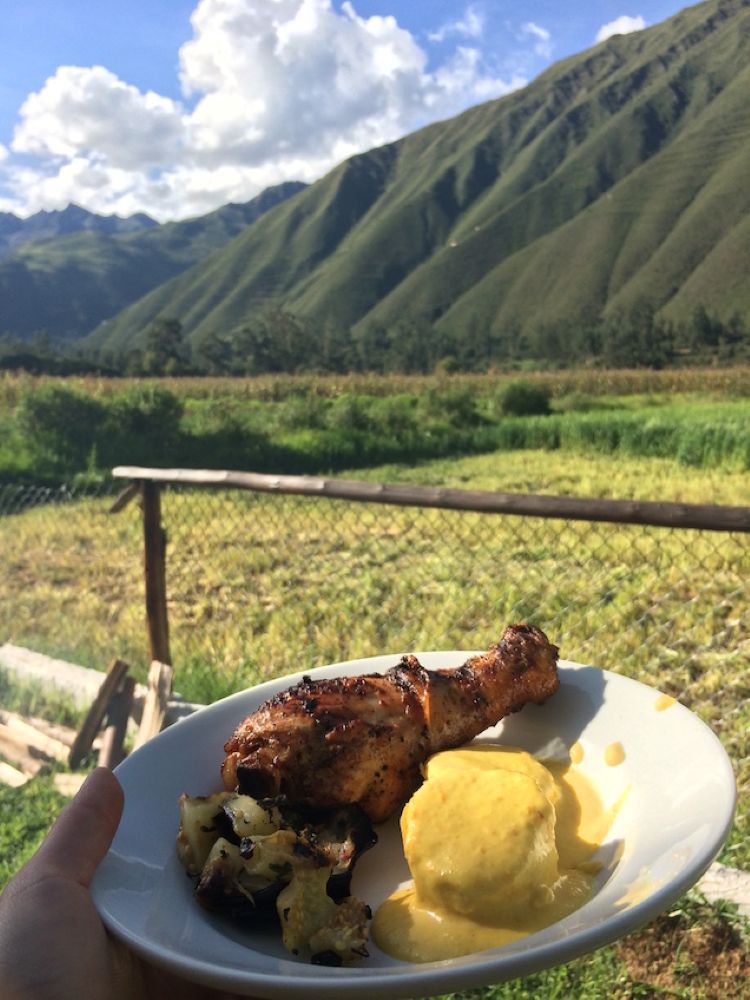 papa de huancaina, cuisse de poulet et pommes de terre à la sauce huancaina
