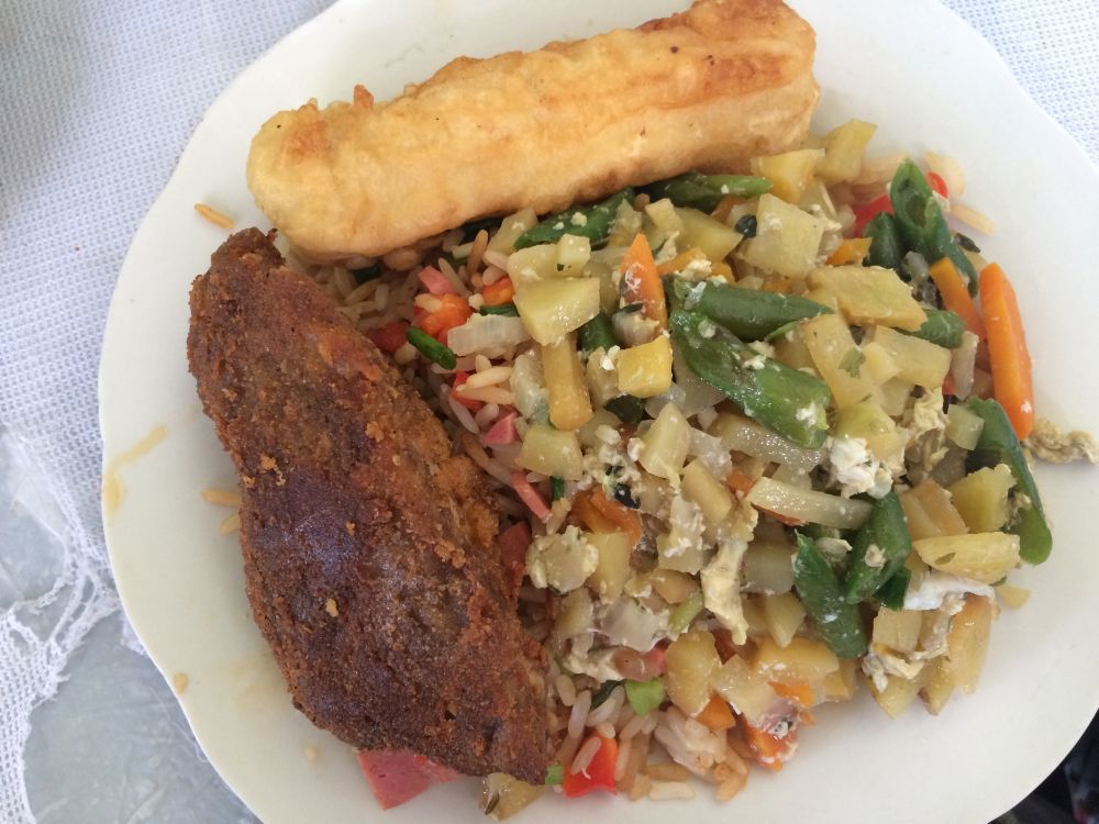 Un plat typique du pérou dans une assiette : le yuca frit et un chicharron de viande