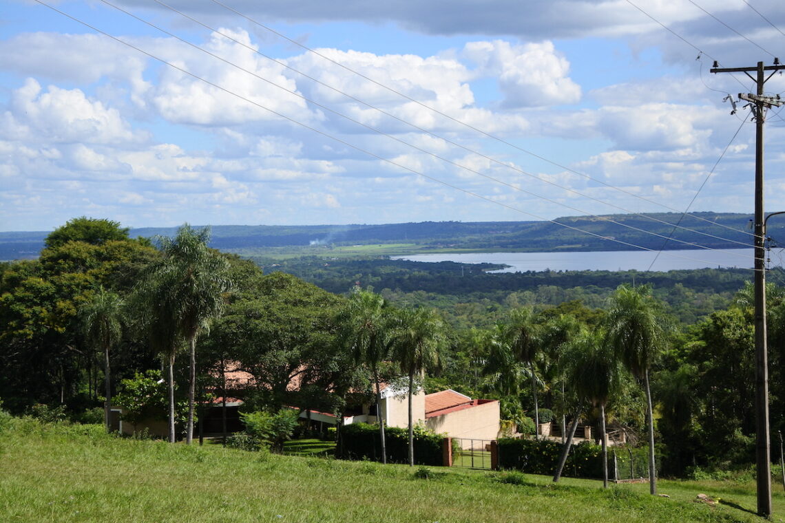 Magnifique vue sur un plan d'eau et un paysage verdoyant et valonné au Paraguay.