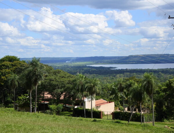 Magnifique vue sur un plan d'eau et un paysage verdoyant et valonné au Paraguay.