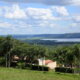 Magnifique vue sur un plan d'eau et un paysage verdoyant et valonné au Paraguay.
