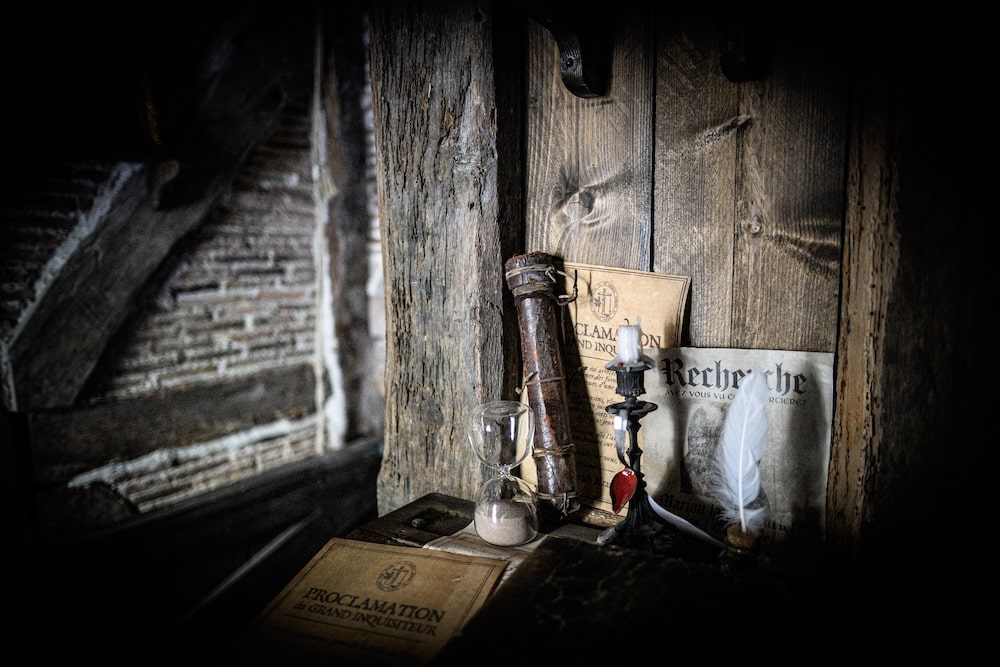 Witch accessories and decor of an escape game in Paris