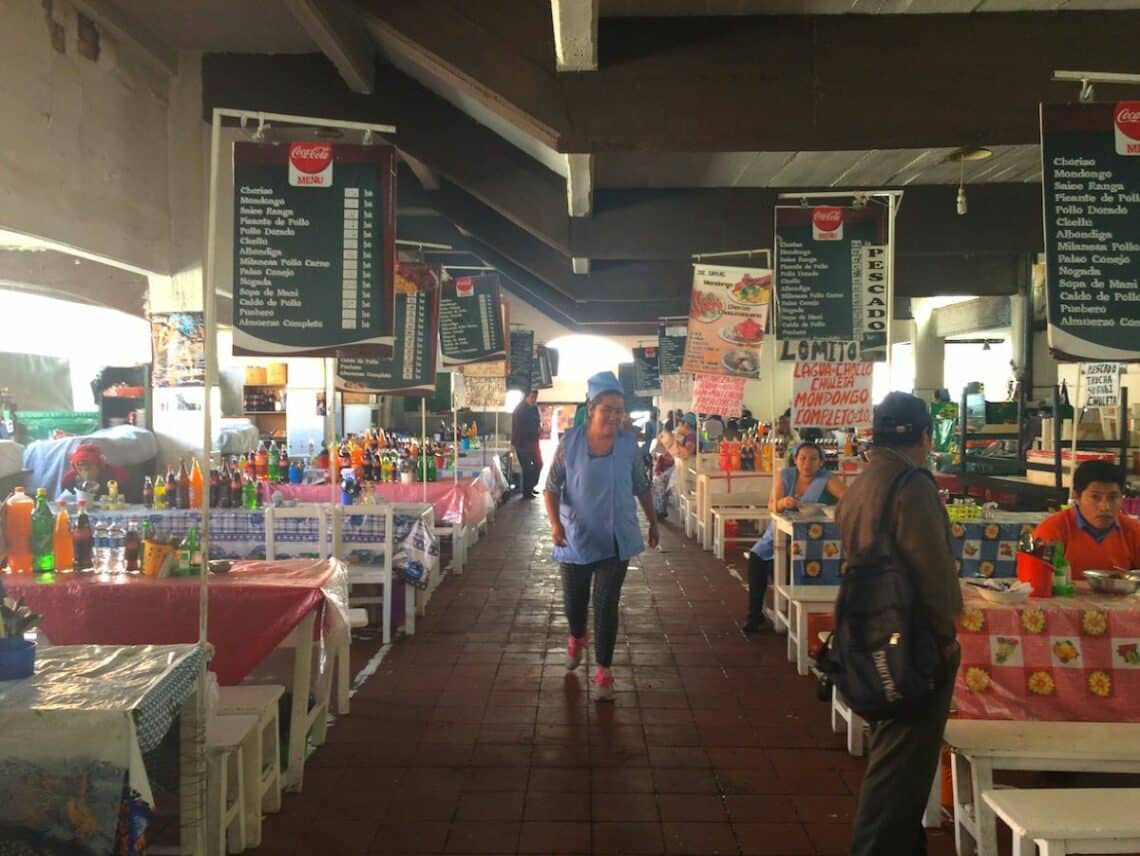 allées d'un très grand comédor dans un marché de Sucre en Bolivie