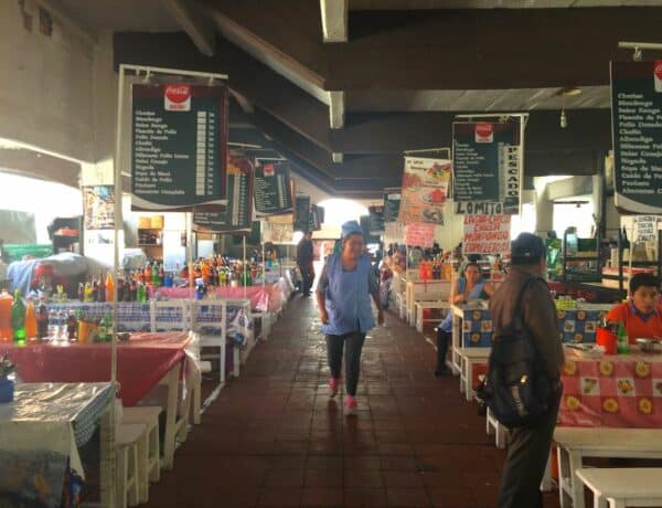allées d'un très grand comédor dans un marché de Sucre en Bolivie