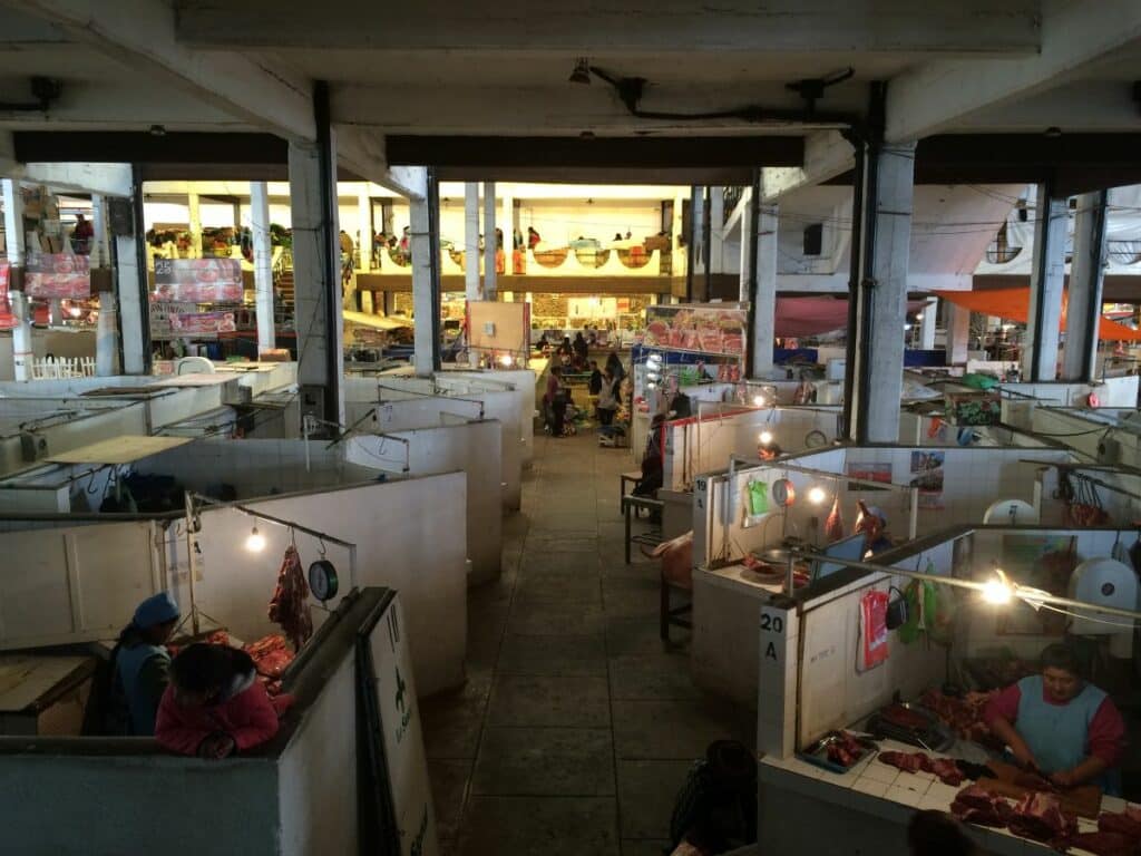 vue d'en haut des étals d'un marché à Sucre