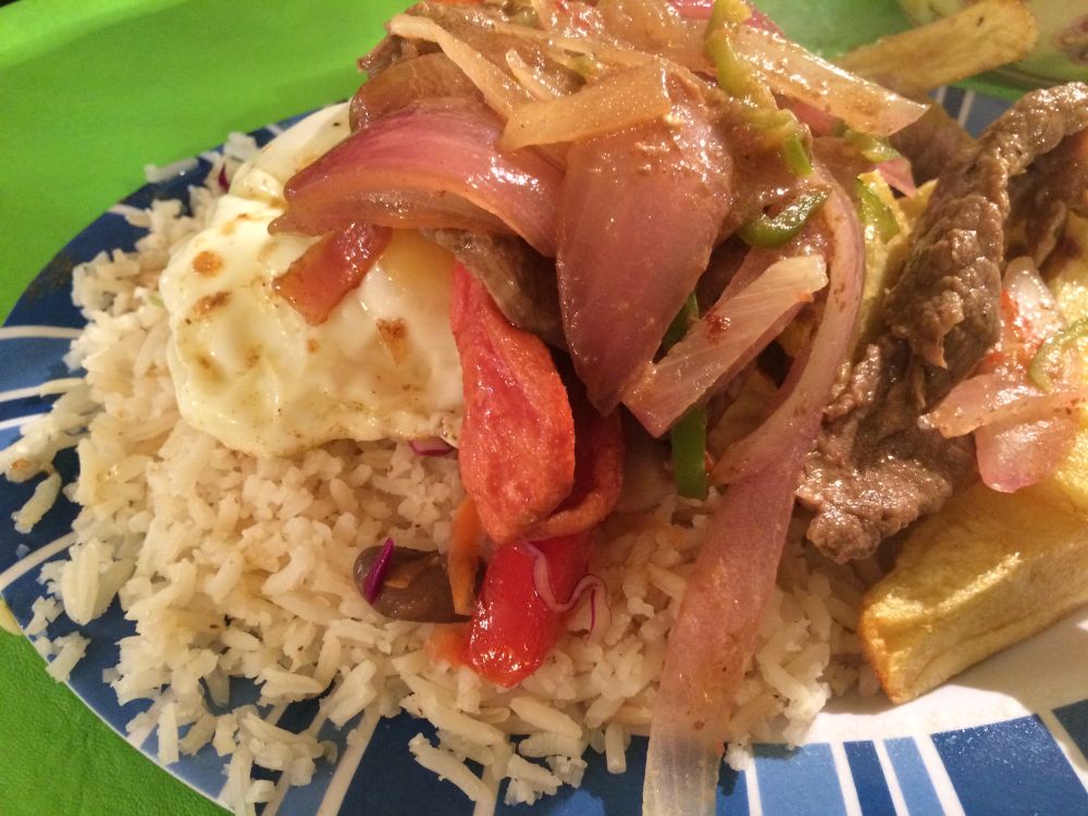 plat typique servis dans les marché bolivien et à Sucre, riz, frites, œuf viandes et échalottes
