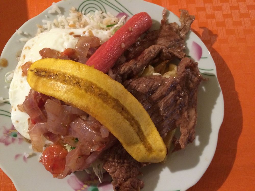 boeuf, banane tranchée et oeuf sur une platrée de riz