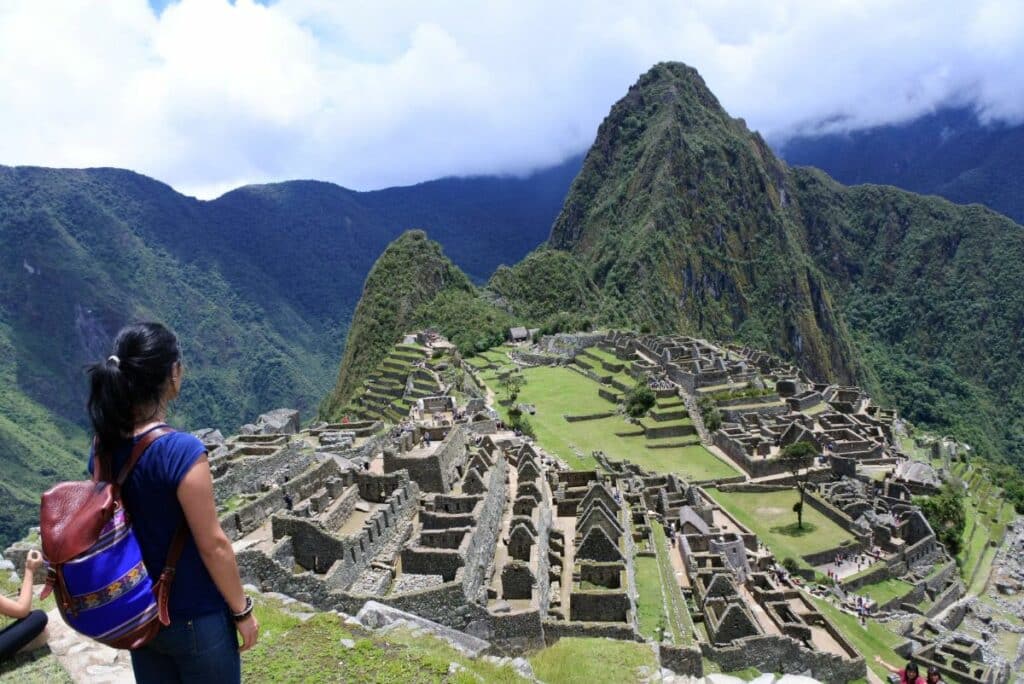 Portrait vue de dos, avec la cité du machu Picchu et la montagne Huayna Picchu