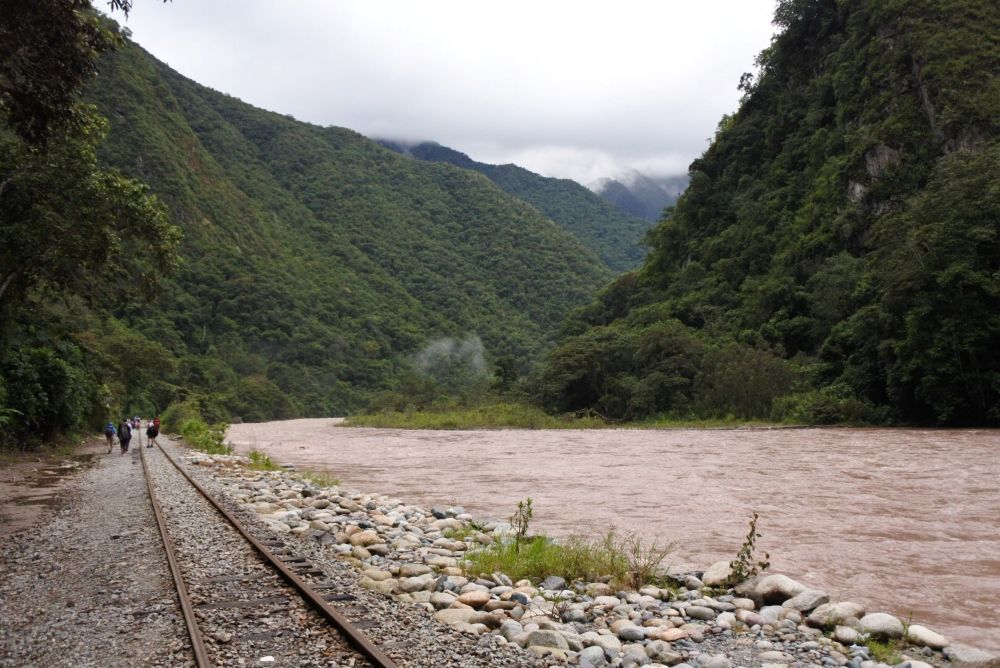 en longeant les rails, montagne et nuages au fond