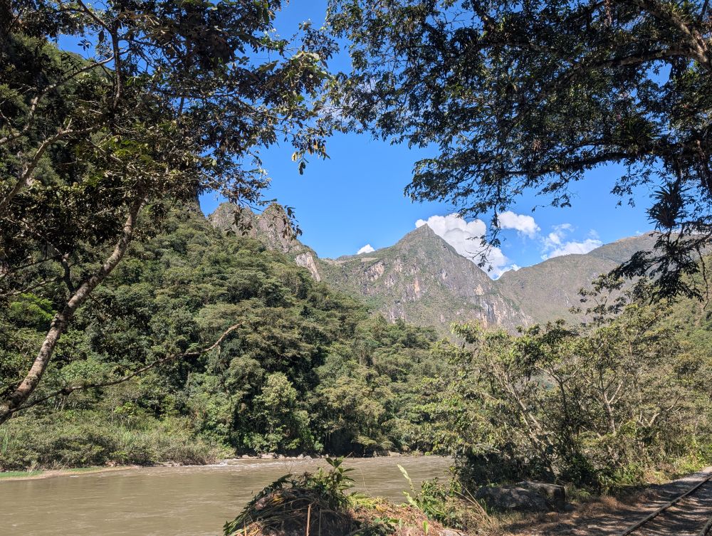 Montagne et riviere vues d'en bas
